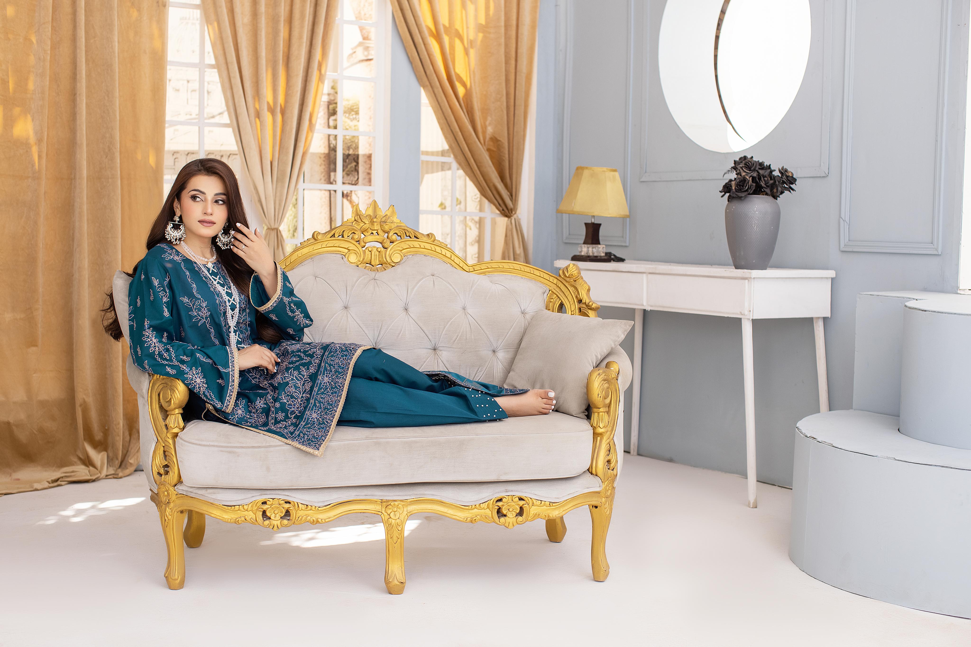 Dastak DK-51 : Embroidered Lawn 3pc