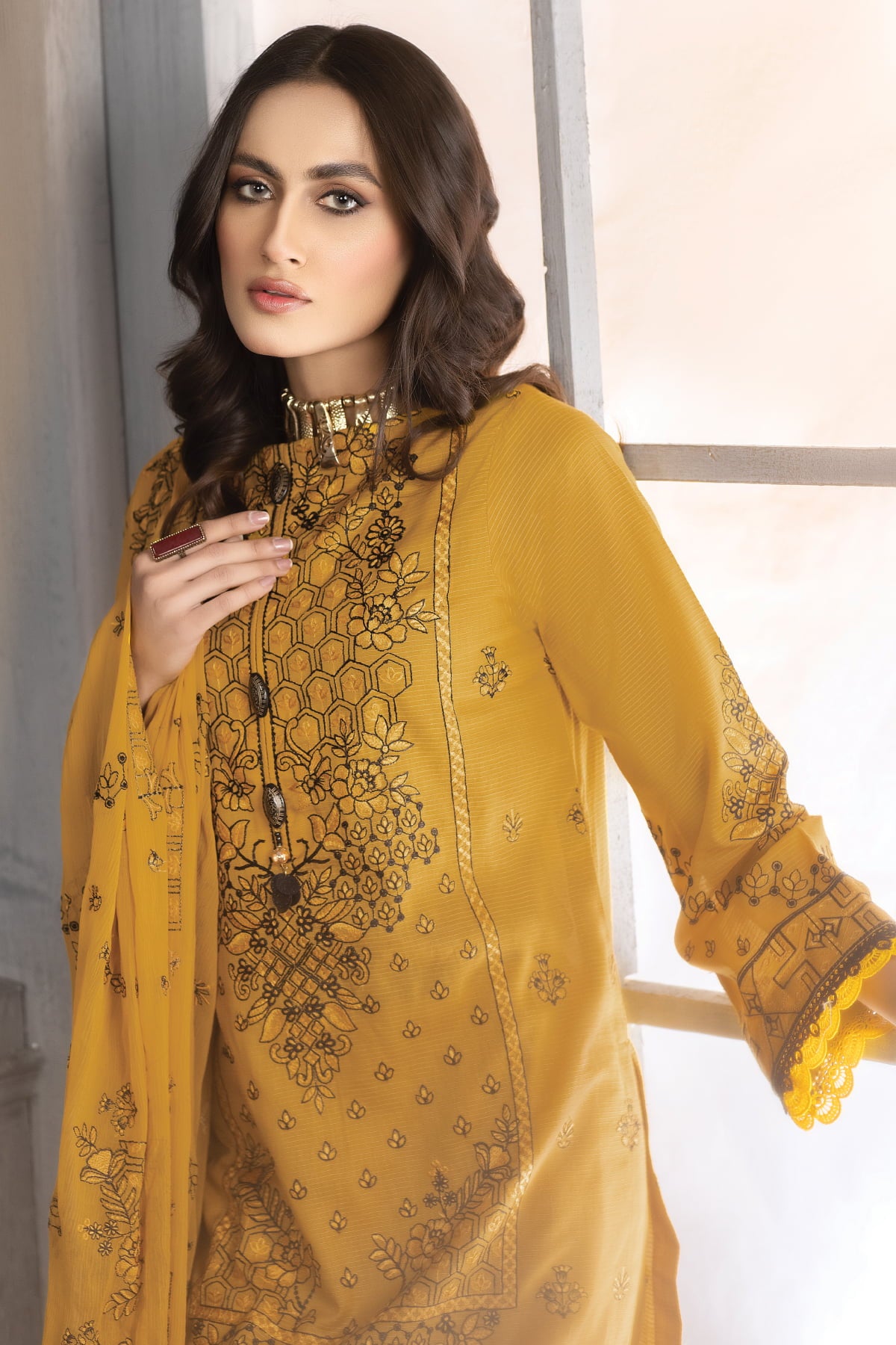 Dastak DK-37 : Embroidered Lawn 3pc