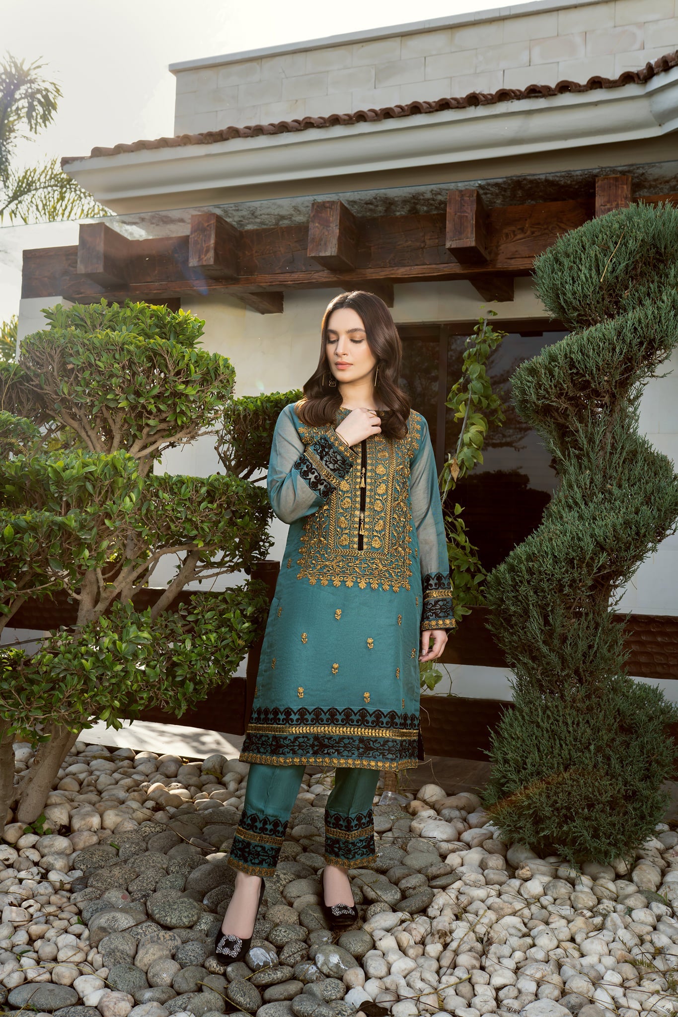 Women's Designer Embroidered Dresses Brands Online in Pakistan La Mosak Women's Designer Embroidered Dresses Brands Online in Pakistan La Mosak
