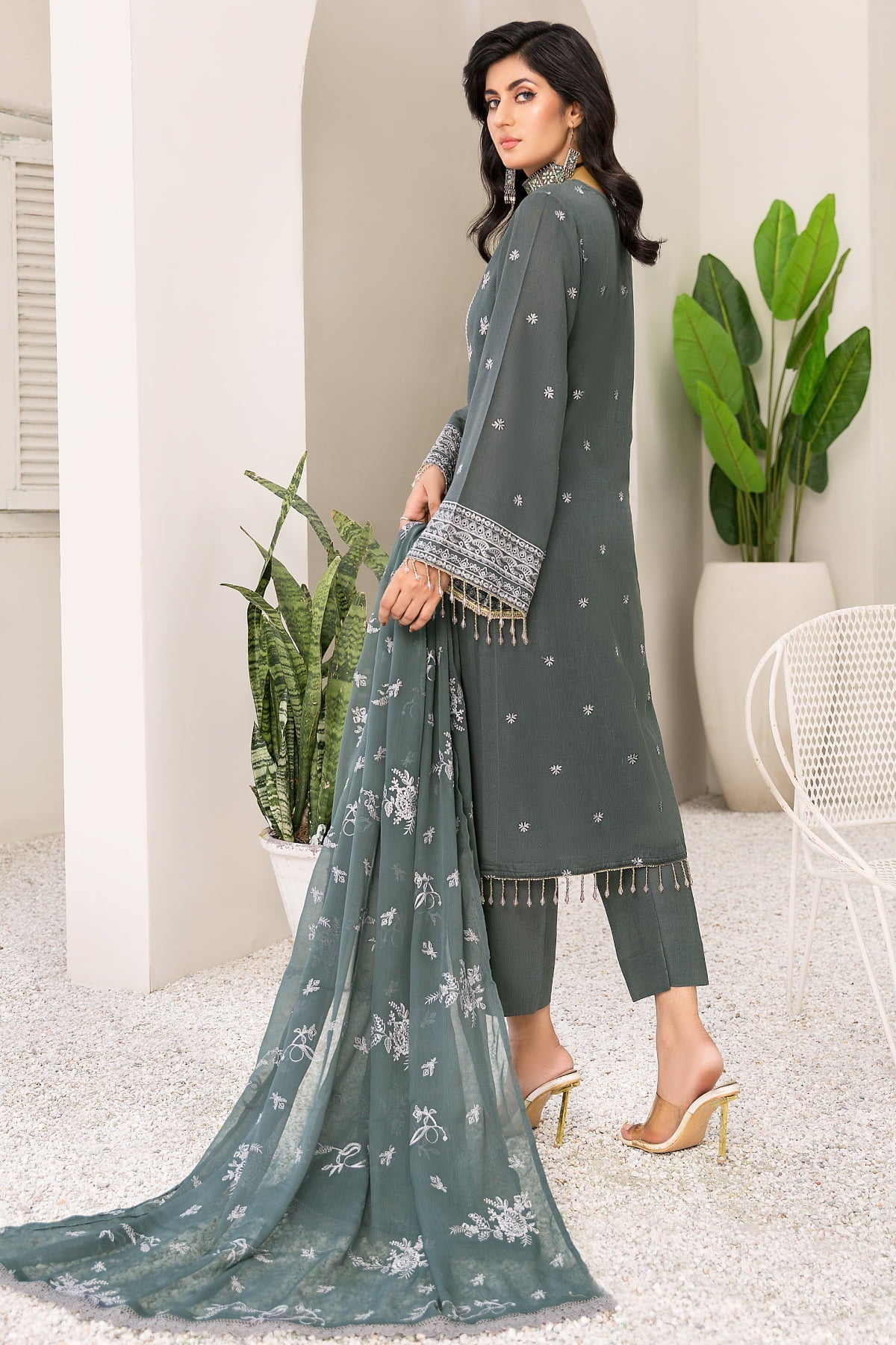Mehr-O-Maah M-15 : Unstitched Embroidered Slub Karandi 3PC