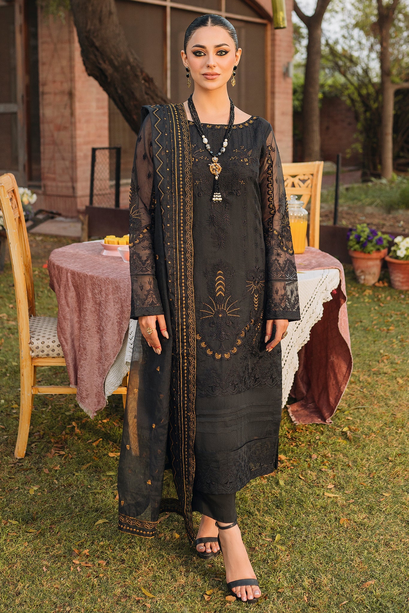 Black Color Dress Designs for Girls in Pakistan La Mosak Black Color Dress Designs for Girls in Pakistan La Mosak